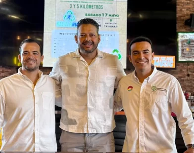 Tres integrantes del equipo de Meet Magazine posando juntos.