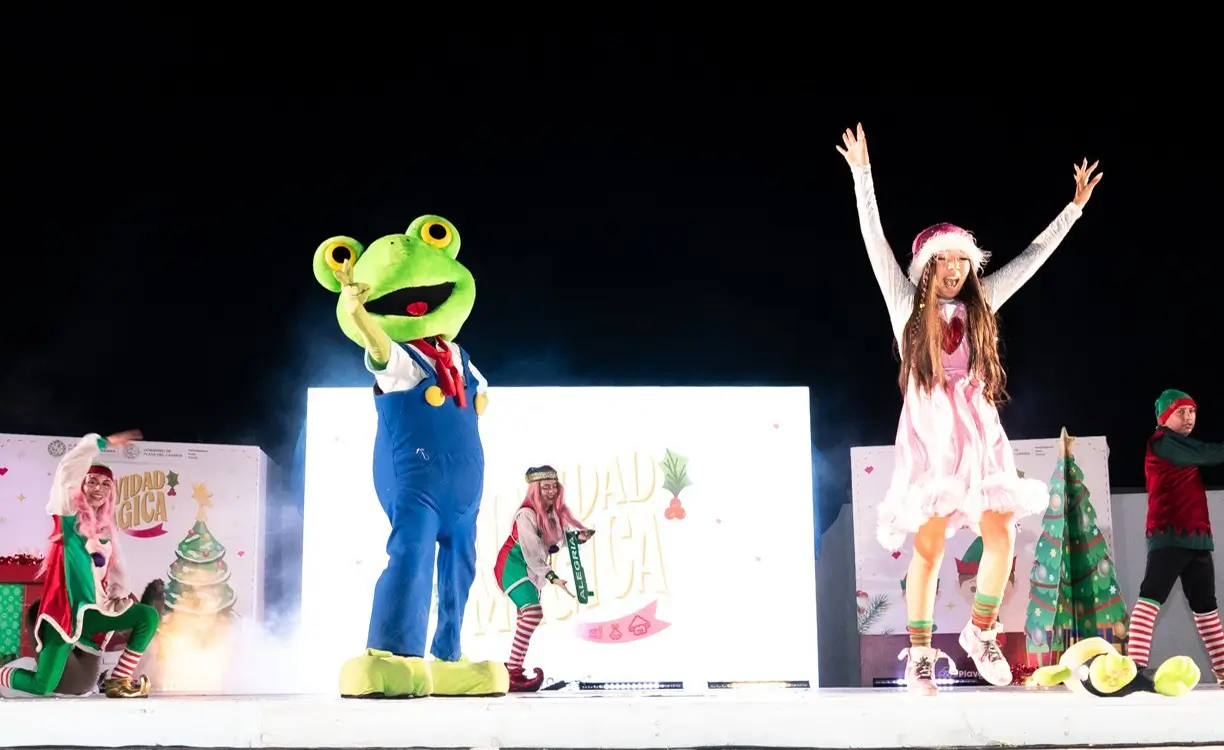 Cartelera artística en la Plaza 28 de Julio en Playa del Carmen: eventos culturales gratuitos