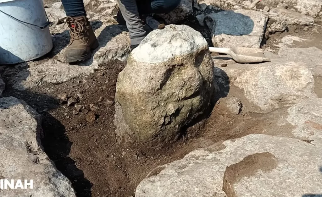 Descubren escultura maya de Sierra Papacal con el rostro de un anciano