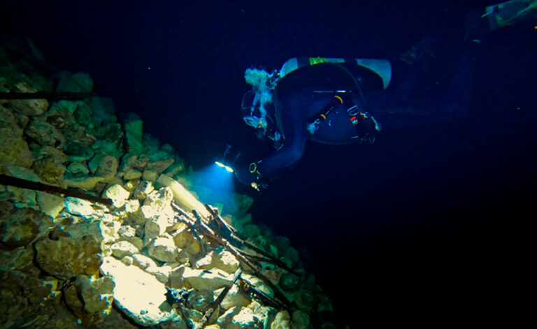 El INAH continúa con registro de vestigios encontrados en el cenote Síis Há, en Yucatán. Foto: G. García, SAS.