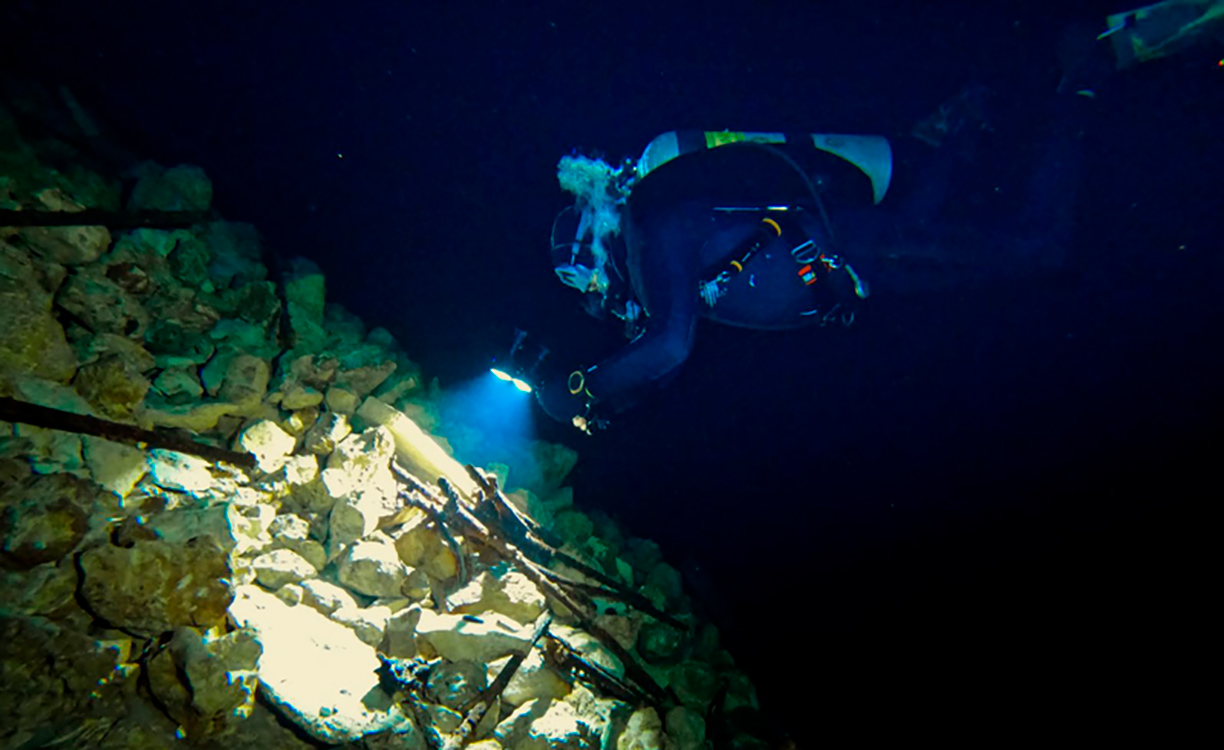 El INAH continúa con registro de vestigios encontrados en el cenote Síis Há, en Yucatán. Foto: G. García, SAS.